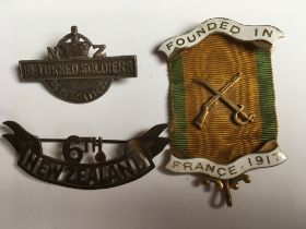 BADGES: WW1 NEW ZEALAND RELATED BADGES WITH RETIRED SOLDIERS ASSOCIATION, ENGRAVED WITH 7/1364,