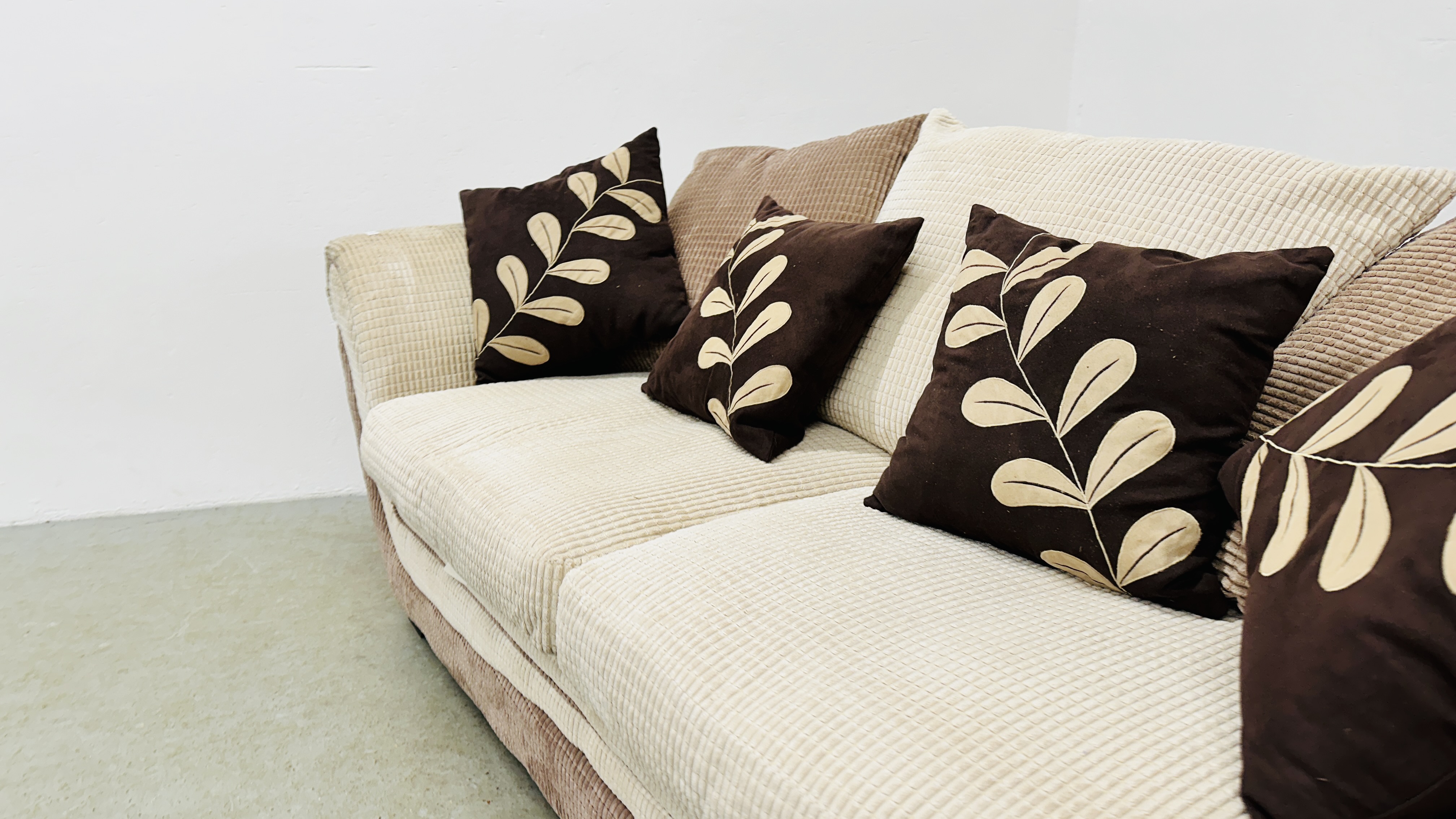 A MODERN CREAM AND MOCHA UPHOLSTERED DFS THREE SEATER SOFA + SCATTER CUSHIONS. - Image 7 of 14