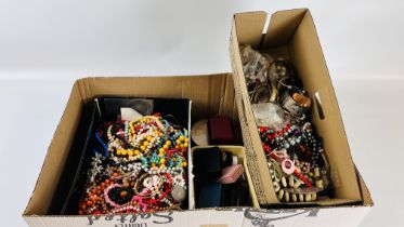 A BOX CONTAINING AN EXTENSIVE COLLECTION OF ASSORTED BEADS AND BANGLES,