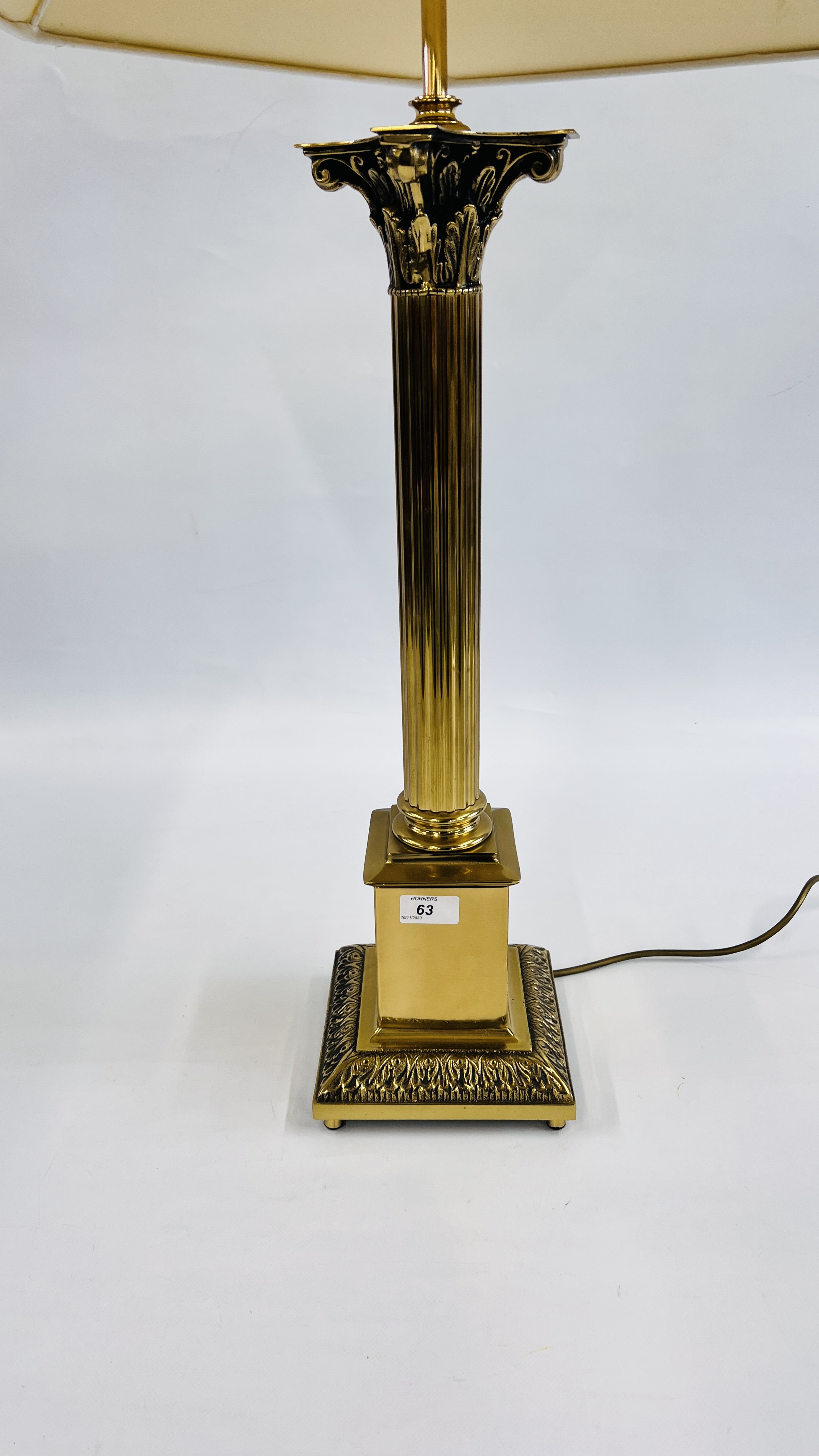 AN IMPRESSIVE HEAVY BRASS CORINTHIAN COLUMN DESIGN TABLE LAMP WITH CREAM PATTERNED SHADE - HEIGHT - Image 2 of 4
