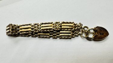 A 9CT GOLD GATE BRACELET WITH PADLOCK CLASP.
