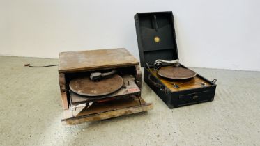 2 VINTAGE GRAMOPHONES TO INCLUDE WOODEN CASED PLUS-A-GRAM WITH FALLING FRONT ACTION AND A BETTONAO