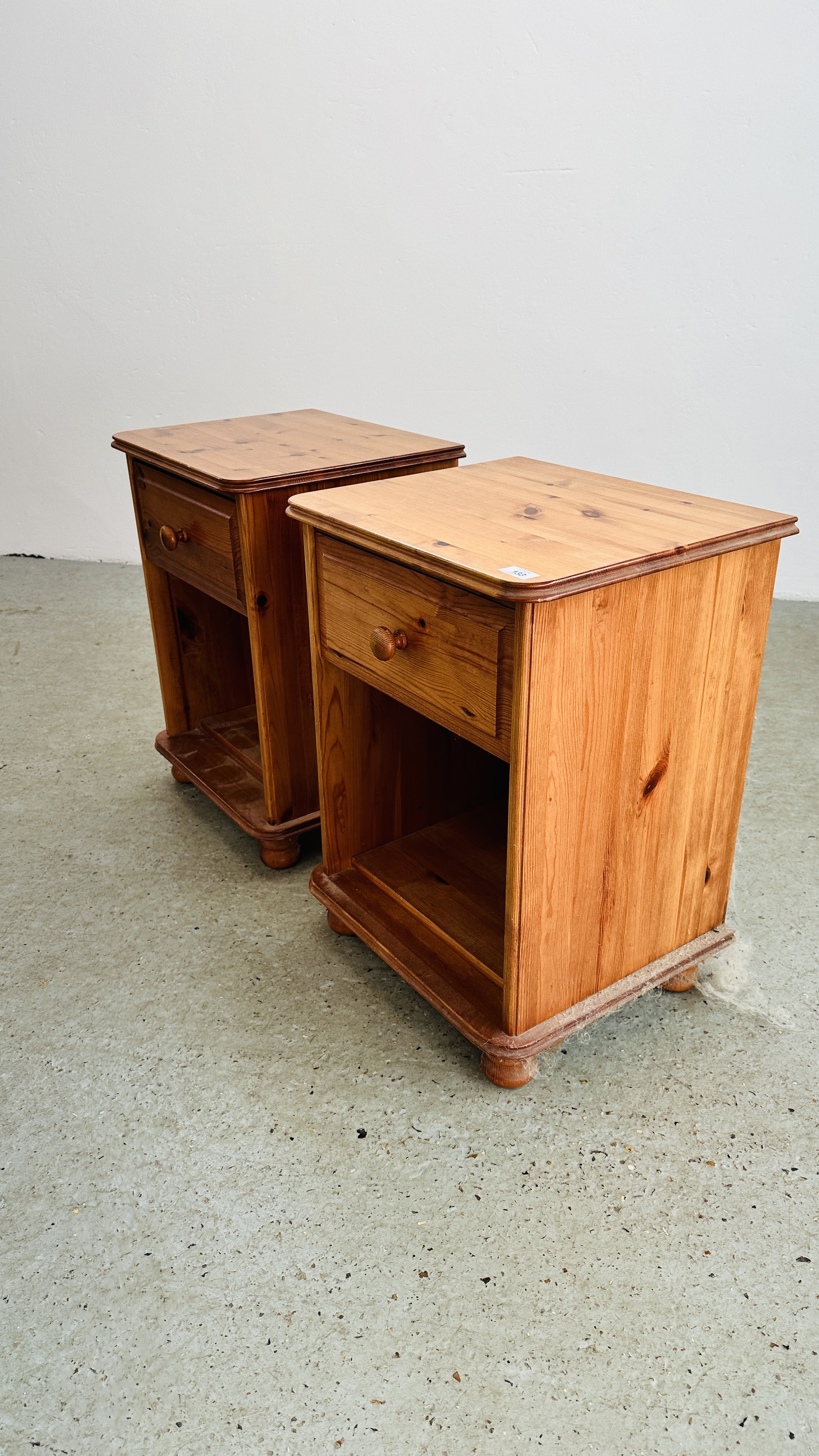 A PAIR OF GOOD QUALITY HONEY PINE SINGLE DRAWER BEDSIDE CABINETS. - Image 7 of 9