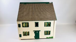 A WOODEN CRAFTED DOLLS HOUSE WITH OPENING ROOF AND FRONT COMPLETE WITH FURNISHINGS,