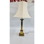 AN IMPRESSIVE HEAVY BRASS CORINTHIAN COLUMN DESIGN TABLE LAMP WITH CREAM PATTERNED SHADE - HEIGHT