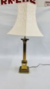 AN IMPRESSIVE HEAVY BRASS CORINTHIAN COLUMN DESIGN TABLE LAMP WITH CREAM PATTERNED SHADE - HEIGHT