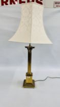 AN IMPRESSIVE HEAVY BRASS CORINTHIAN COLUMN DESIGN TABLE LAMP WITH CREAM PATTERNED SHADE - HEIGHT