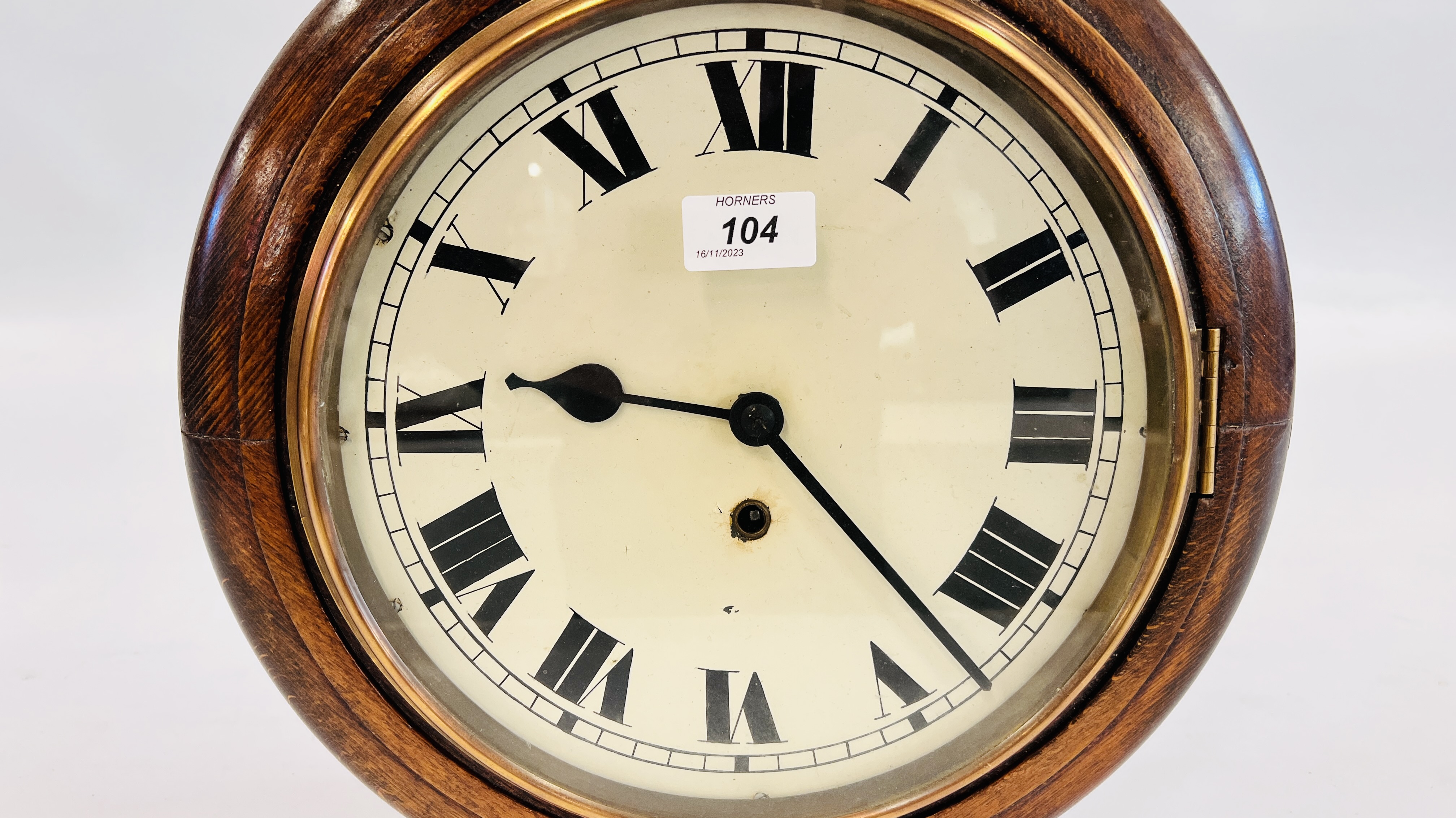 VICTORIAN STYLE OAK CASED WALL CLOCK WITH PENDULUM. - Image 2 of 5