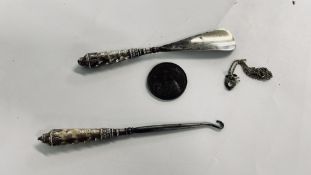 A VINTAGE SILVER HANDLED SHOE HORN AND BUTTON HOOK, BIRMINGHAM ASSAY, WHITE METAL PENDANT AND CHAIN,