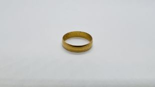 AN 18CT GOLD WEDDING BAND.