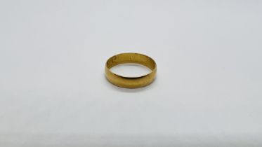 AN 18CT GOLD WEDDING BAND.