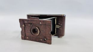 A VINTAGE NO2 HAUKETTE BAKELITE CAMERA