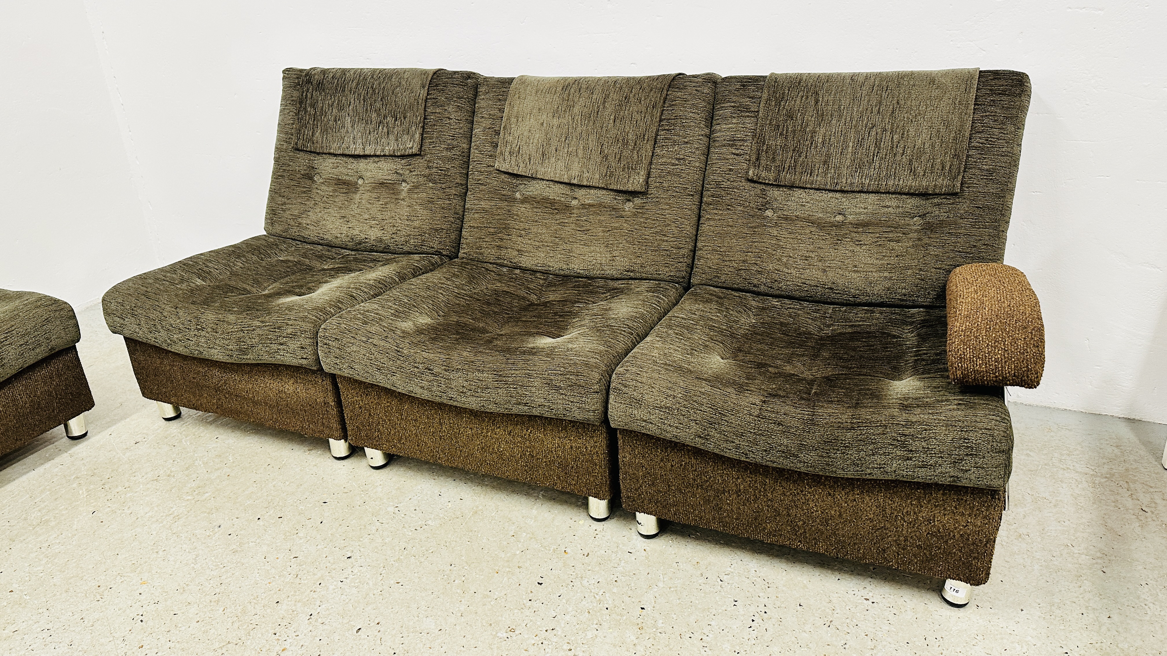 RETRO FIVE SECTION MODULAR LOUNGE SUITE. - Image 2 of 14