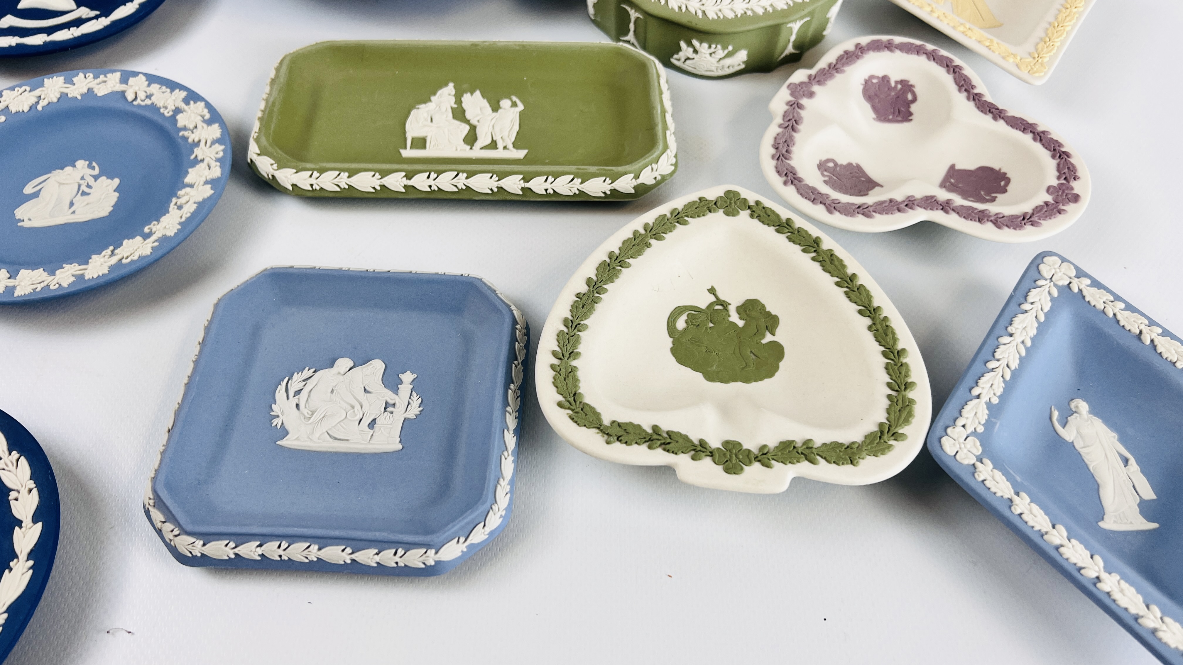 A COLLECTION OF 16 PIECES OF WEDGWOOD JASPER WARE TO INCLUDE GREEN, - Image 7 of 12