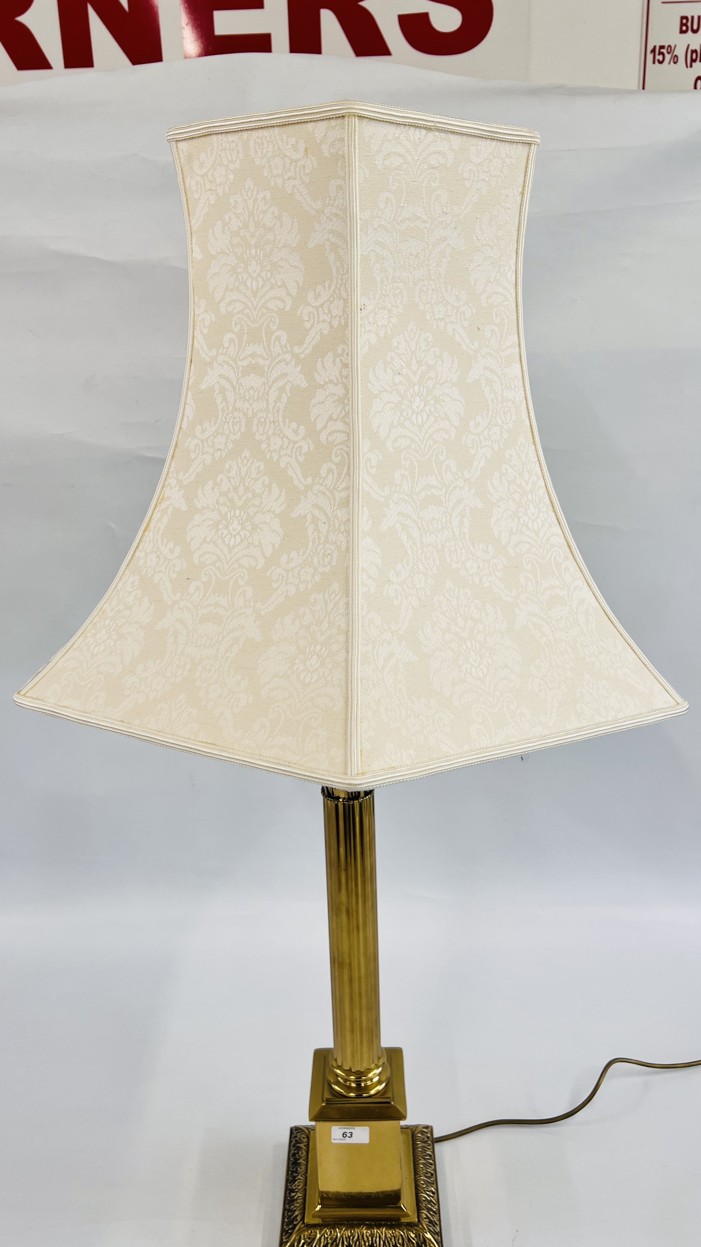AN IMPRESSIVE HEAVY BRASS CORINTHIAN COLUMN DESIGN TABLE LAMP WITH CREAM PATTERNED SHADE - HEIGHT - Image 3 of 4