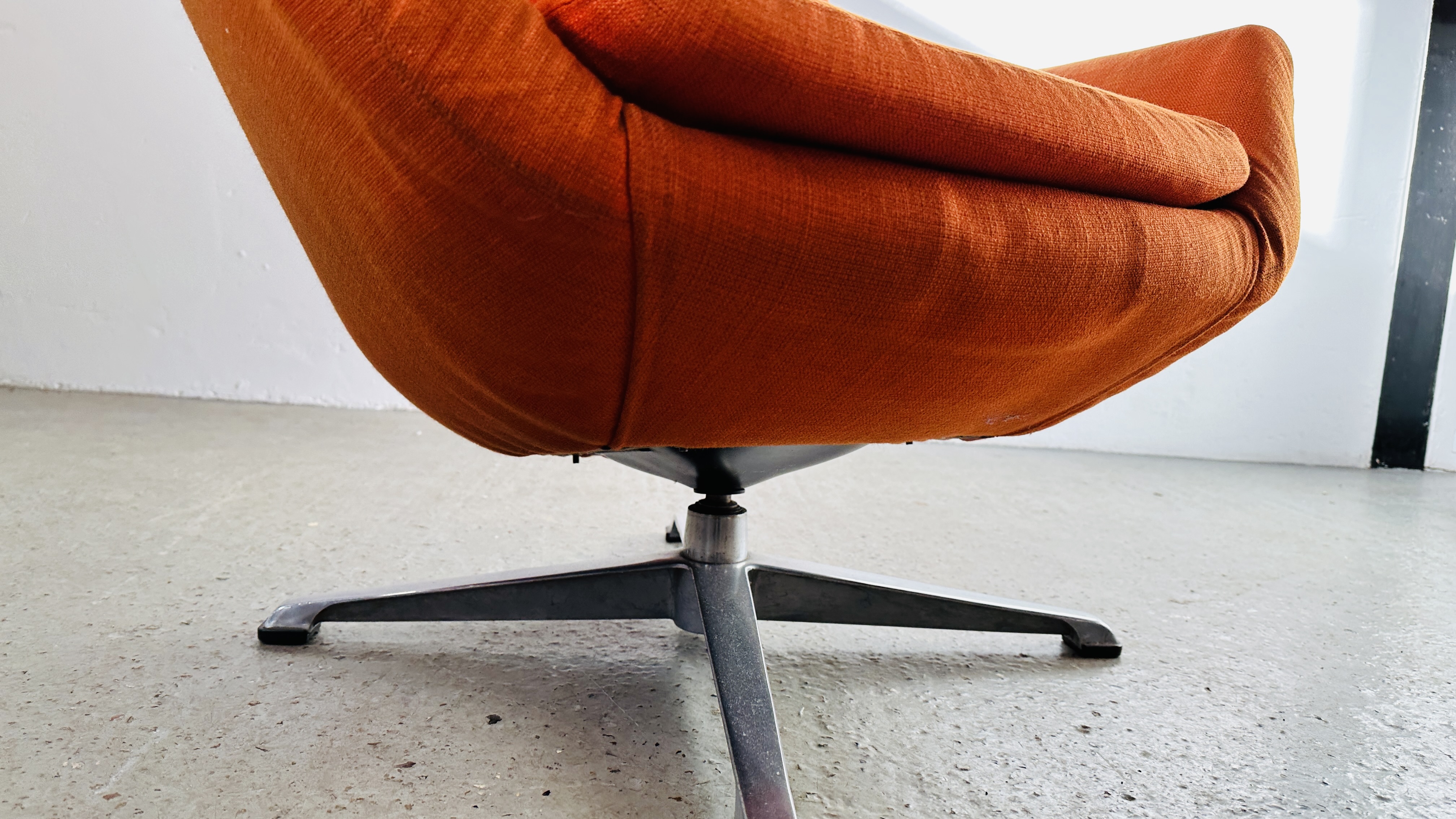 A MID CENTURY RETRO REVOLVING BUCKET RELAXER CHAIR UPHOLSTERED IN BURNT ORANGE. - Image 8 of 13