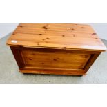 A GOOD QUALITY HONEY PINE BLANKET BOX, W 85CM X D 47CM X H 50CM.