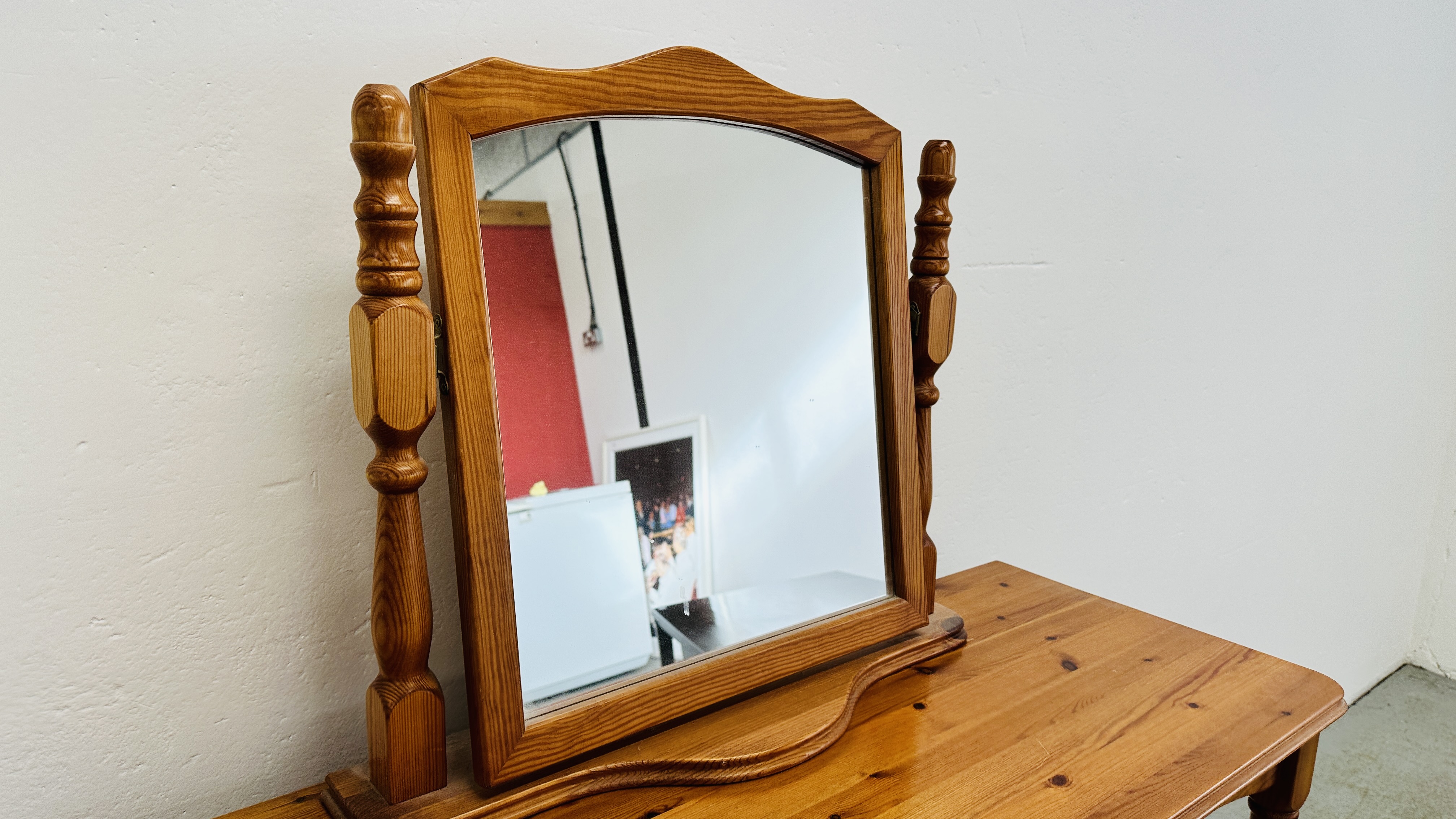 A GOOD QUALITY HONEY PINE 3 DRAWER DRESSING TABLE W 100CM X D 39CM X H 69CM COMPLETE WITH VANITY - Image 3 of 6