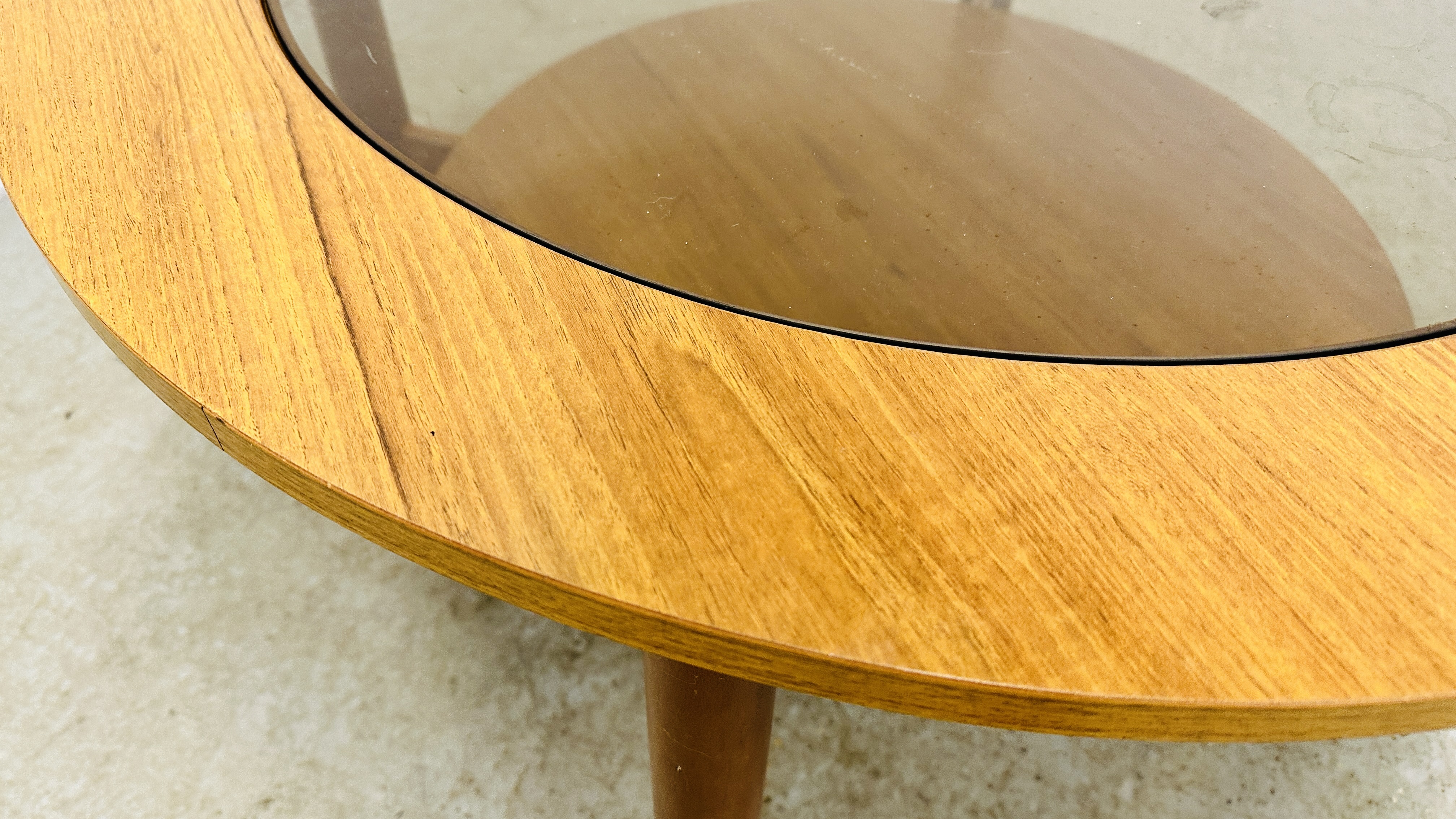 A RETRO CIRCULAR TEAK FINISH COFFEE TABLE WITH GLASS INSET TOP. - Image 4 of 6