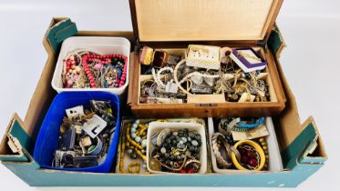 A BOX CONTAINING AN EXTENSIVE COLLECTION OF ASSORTED COSTUME BEADS,