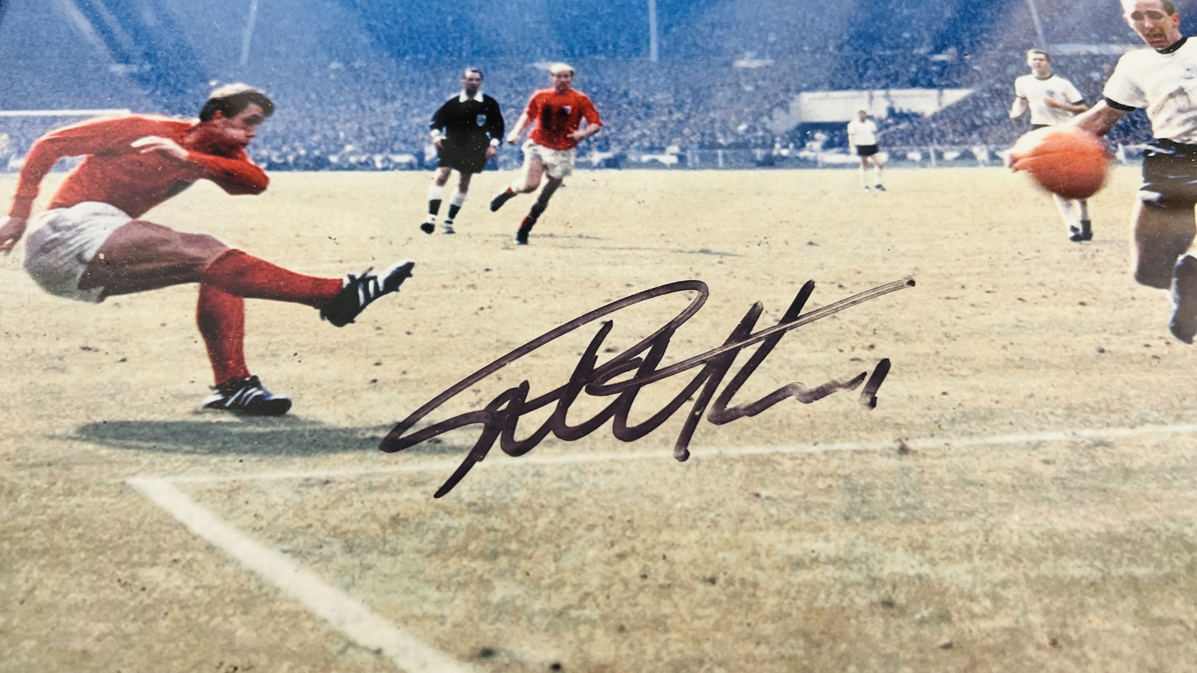 A GROUP OF SIGNED PHOTOGRAPHS TO INCLUDE GEOFF HURST EXAMPLE ETC. - Image 5 of 12