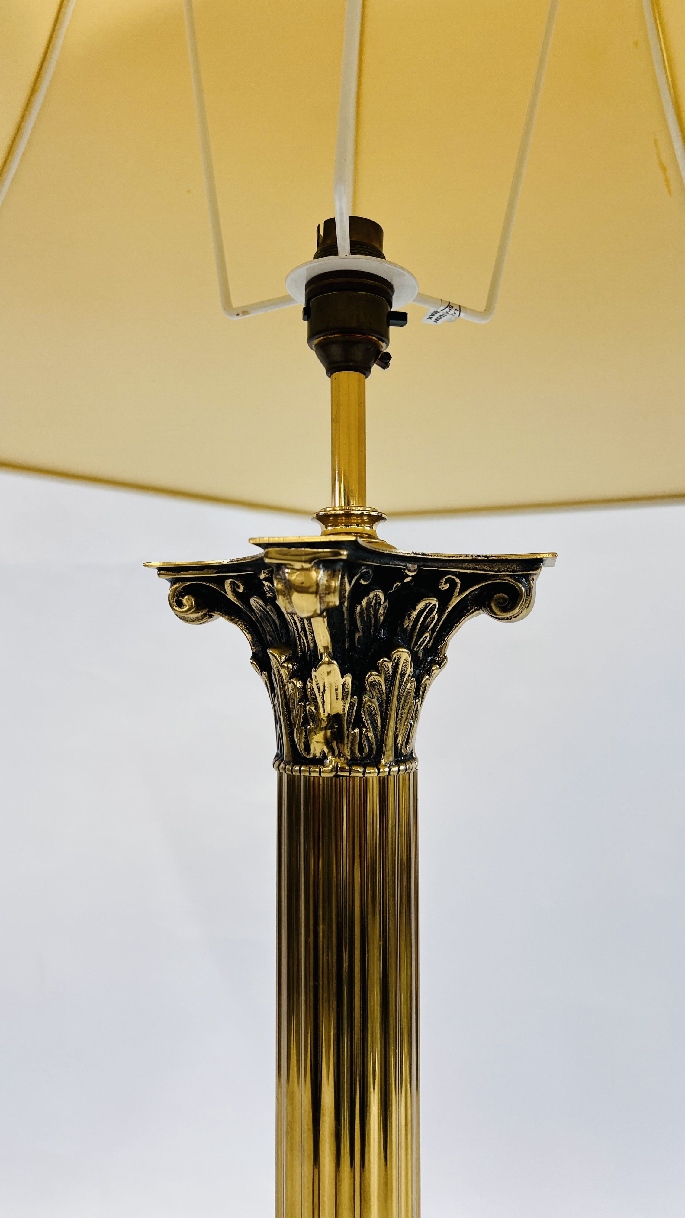 AN IMPRESSIVE HEAVY BRASS CORINTHIAN COLUMN DESIGN TABLE LAMP WITH CREAM PATTERNED SHADE - HEIGHT - Image 4 of 4