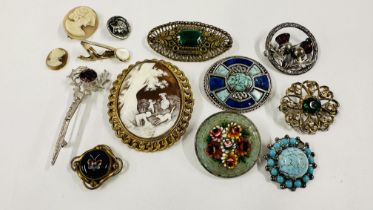 A GROUP OF VINTAGE BROOCHES TO INCLUDE A MICRO MOSAIC AND ENAMELED EXAMPLE ALONG WITH AN ELABORATE
