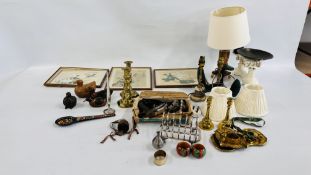 A SET OF VINTAGE SCALES ALONG WITH A BASKET OF ASSORTED COLLECTIBLES TO INCLUDE METALWARE,