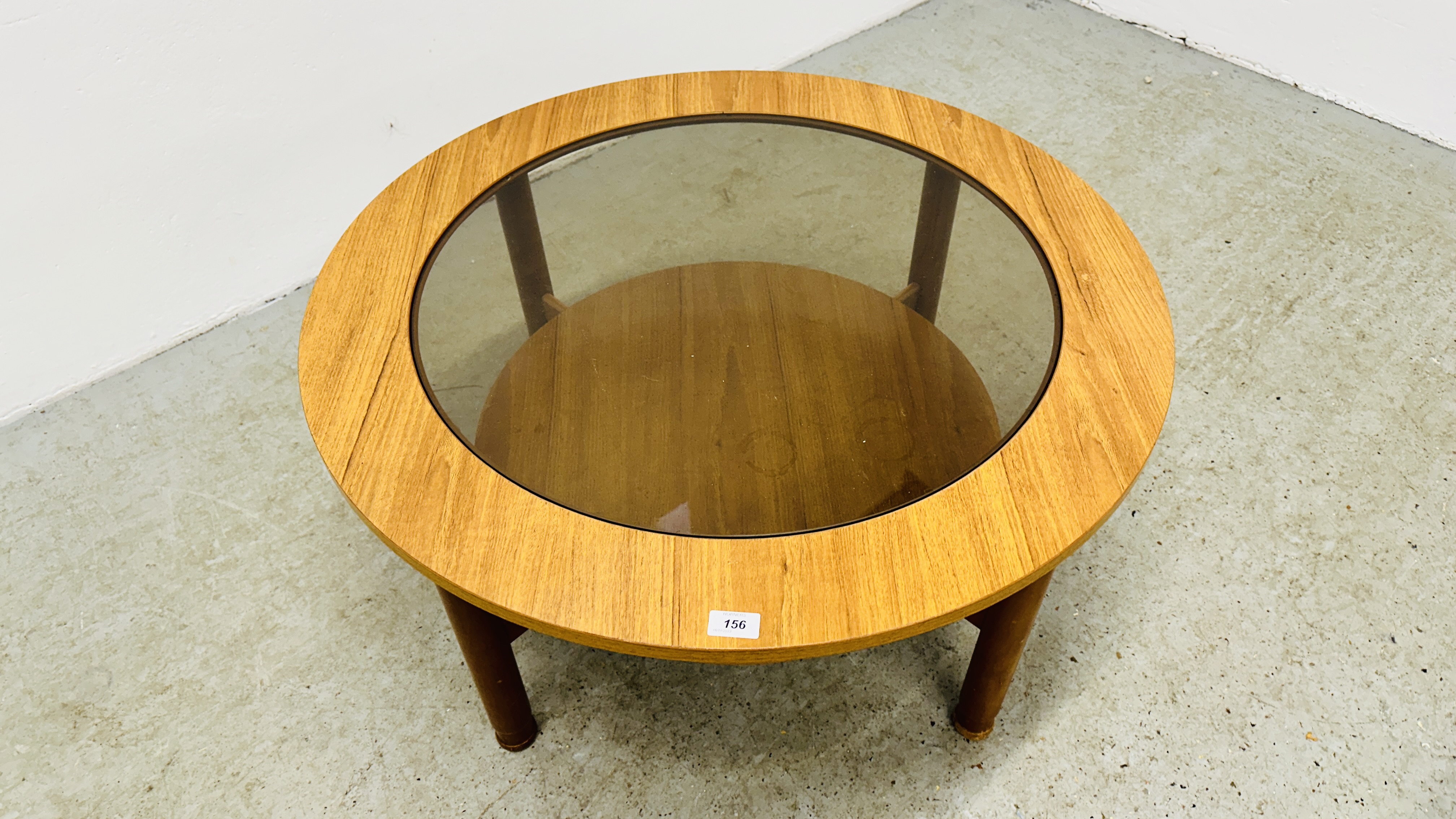 A RETRO CIRCULAR TEAK FINISH COFFEE TABLE WITH GLASS INSET TOP. - Image 2 of 6