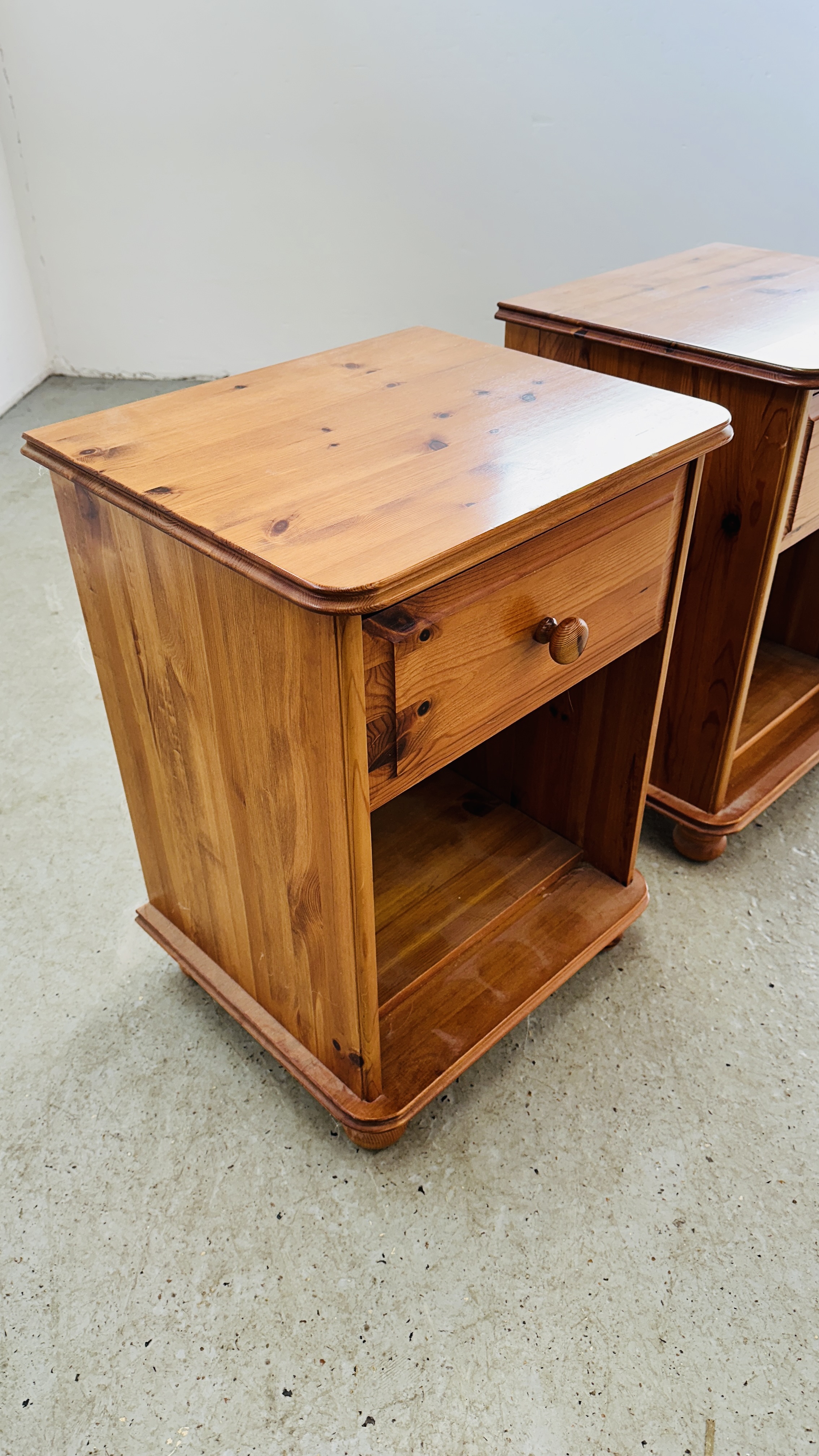 A PAIR OF GOOD QUALITY HONEY PINE SINGLE DRAWER BEDSIDE CABINETS. - Image 5 of 9