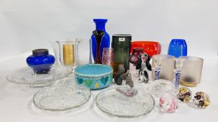 A GROUP OF MODERN GLASS WARES TO INCLUDE CLEAR GLASS VASES, LSA BLUE GLASS VASE,