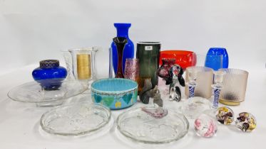 A GROUP OF MODERN GLASS WARES TO INCLUDE CLEAR GLASS VASES, LSA BLUE GLASS VASE,