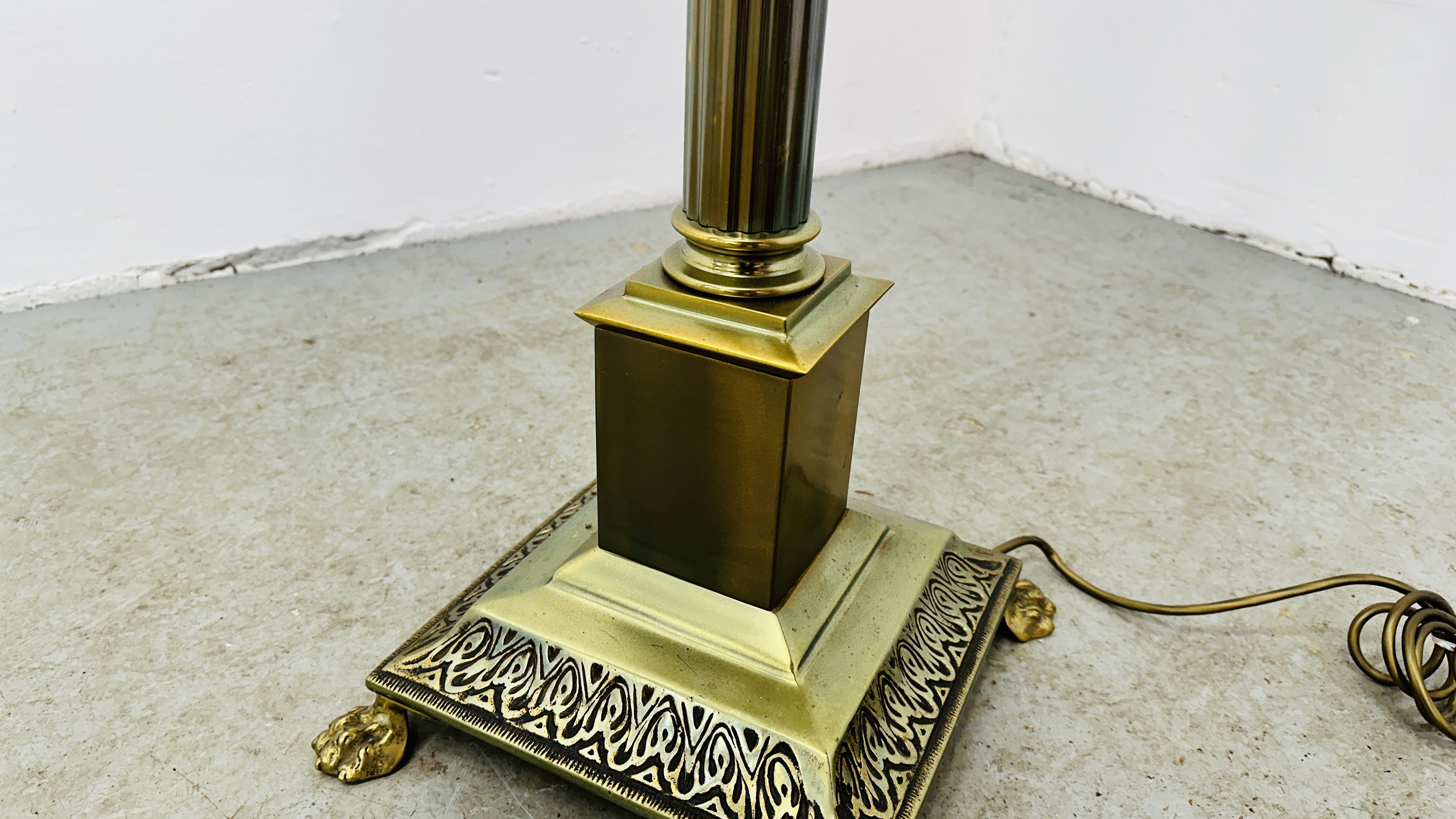 A HEAVY BRASS CORINTHIAN COLUMN DESIGN FLOOR STANDING LAMP WITH CREAM PATTERNED SHADE - CABLE - Image 4 of 8