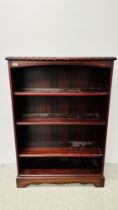 A GOOD QUALITY REPRODUCTION RICH MAHOGANY FOUR TIER BOOK SHELF WITH ROPE TWIST DETAIL.