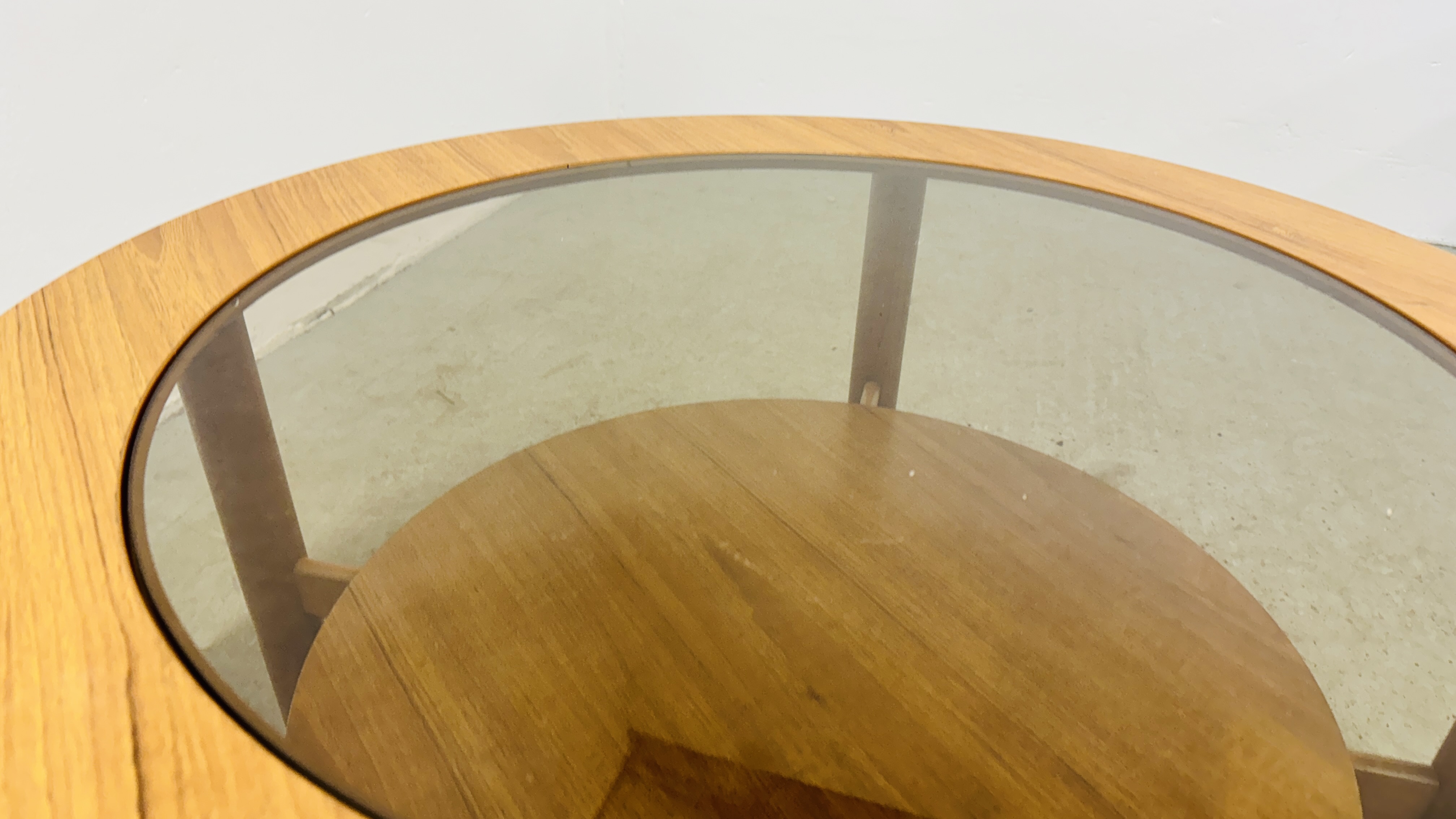 A RETRO CIRCULAR TEAK FINISH COFFEE TABLE WITH GLASS INSET TOP. - Image 5 of 6