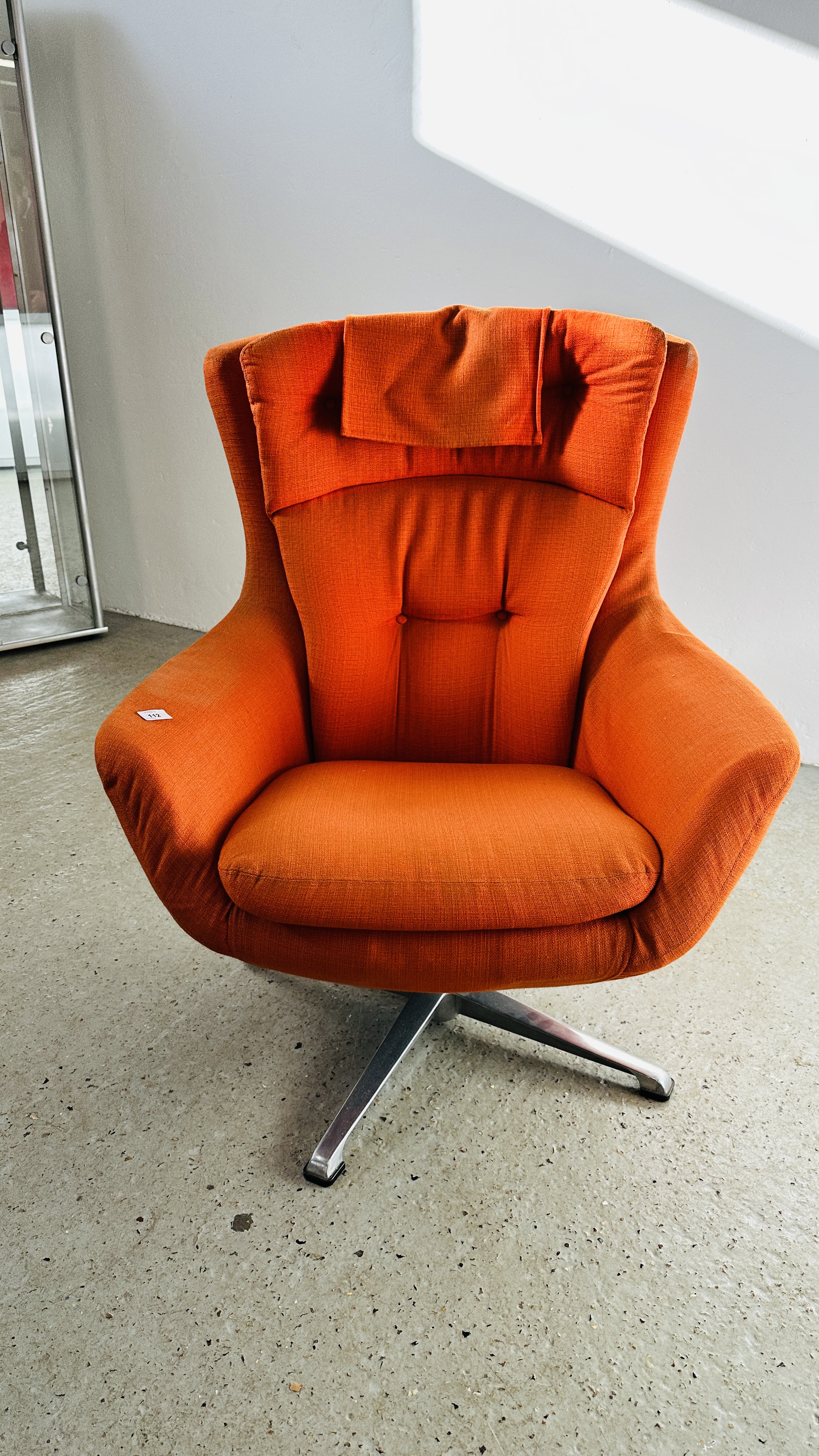 A MID CENTURY RETRO REVOLVING BUCKET RELAXER CHAIR UPHOLSTERED IN BURNT ORANGE. - Image 3 of 13