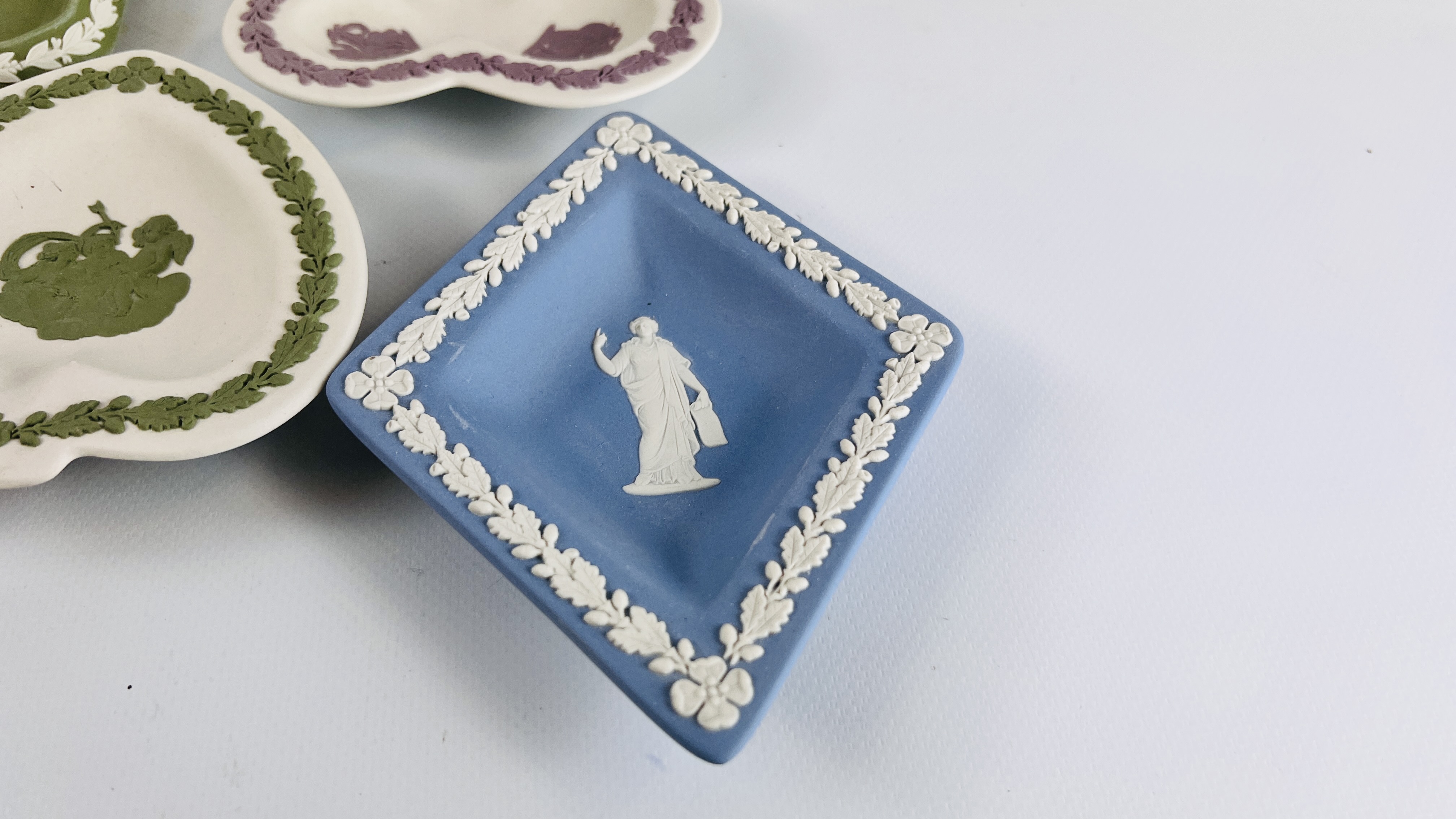 A COLLECTION OF 16 PIECES OF WEDGWOOD JASPER WARE TO INCLUDE GREEN, - Image 8 of 12