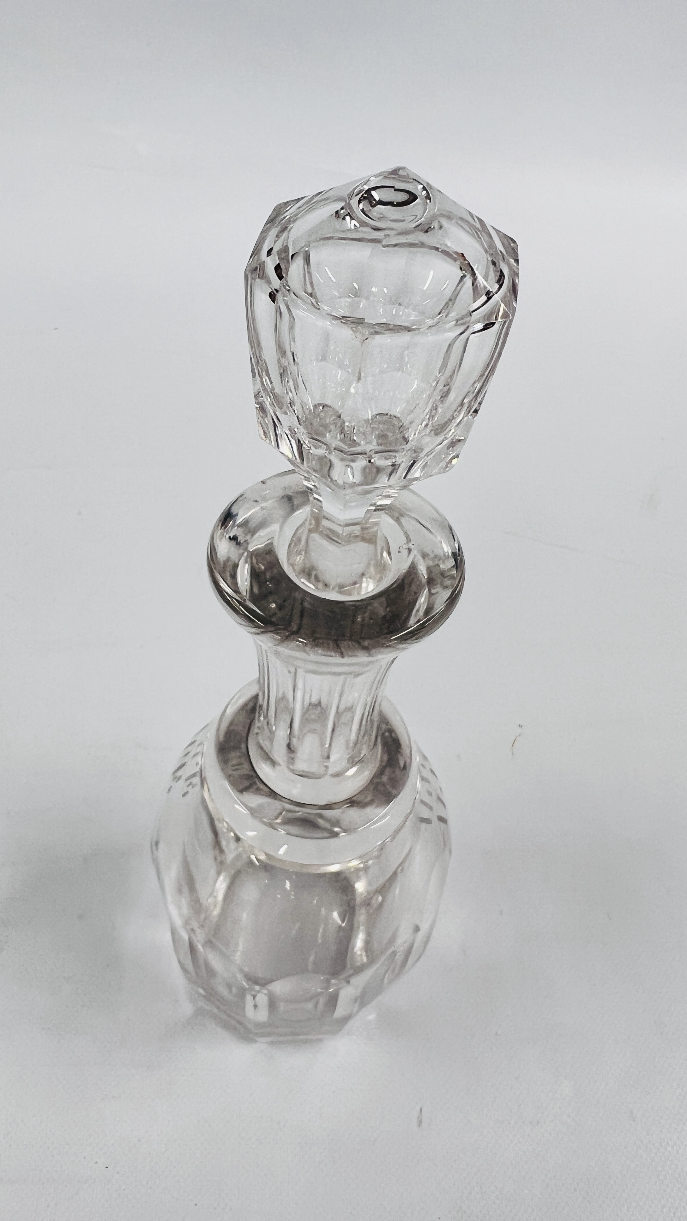 AN UNUSUAL 19TH CENTURY DECANTER ENGRAVED ALHAMBRA PALACE - H 32.5CM. - Image 4 of 6