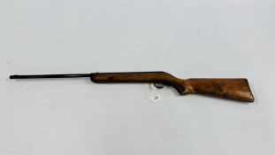 A VINTAGE BSA .177 BREAK BARRELL AIR RIFLE (NO POSTAGE OR PACKING) - SOLD AS SEEN.