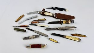 A COLLECTION OF ASSORTED POCKET AND PEN KNIVES TO INCLUDE MOTHER OF PEARL AND HORN HANDLED EXAMPLE