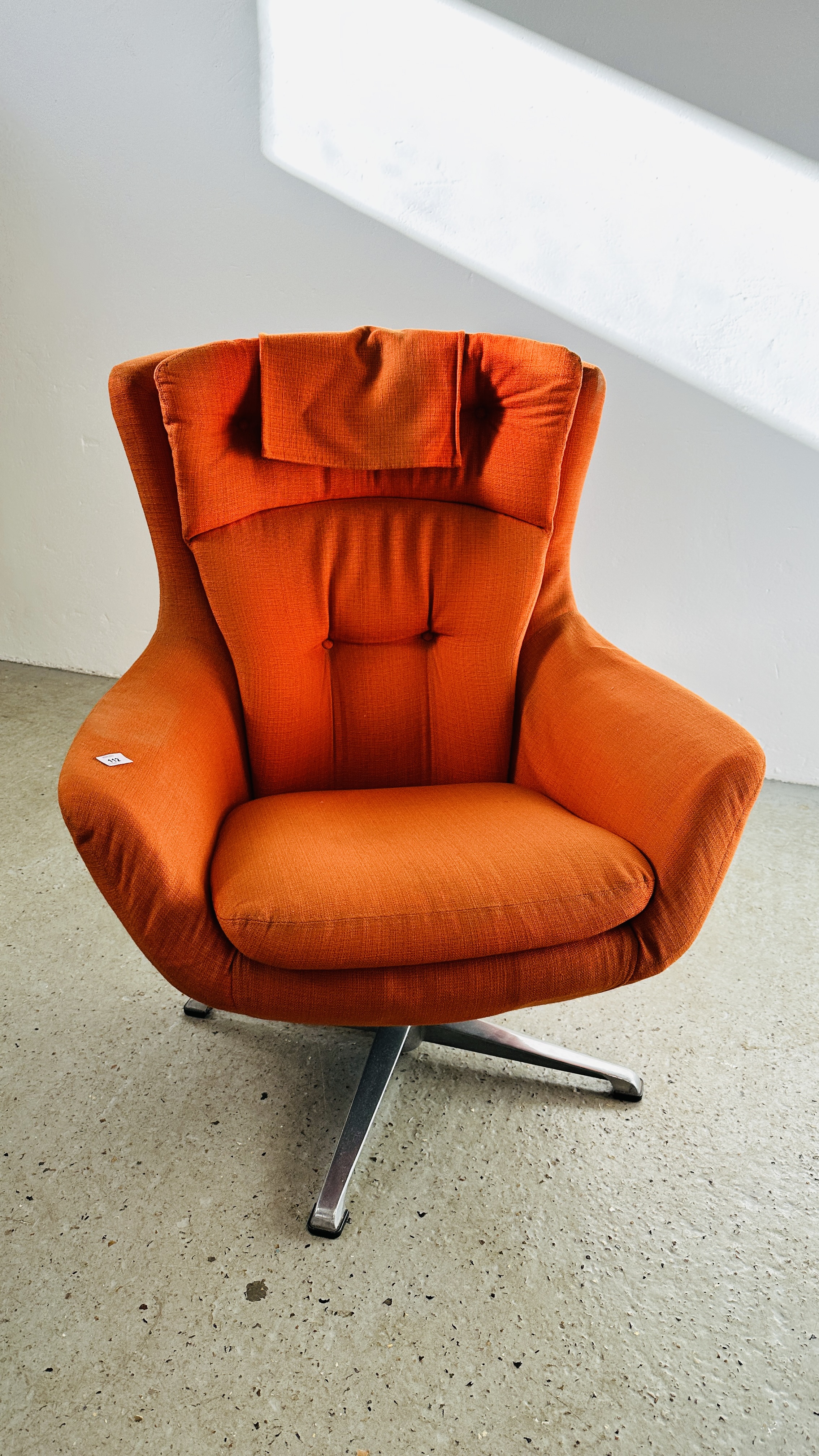 A MID CENTURY RETRO REVOLVING BUCKET RELAXER CHAIR UPHOLSTERED IN BURNT ORANGE. - Image 2 of 13