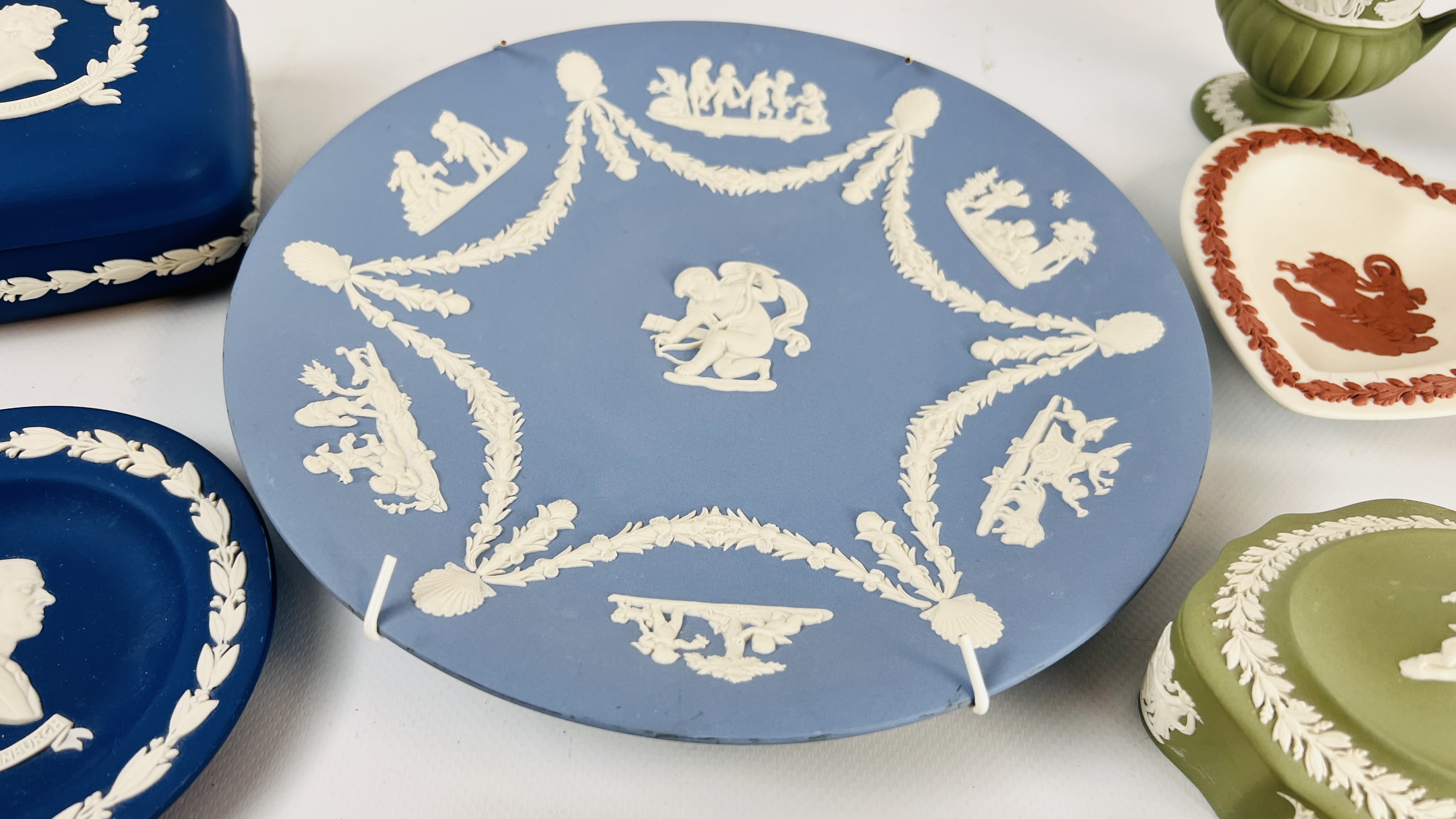 A COLLECTION OF 16 PIECES OF WEDGWOOD JASPER WARE TO INCLUDE GREEN, - Image 6 of 12
