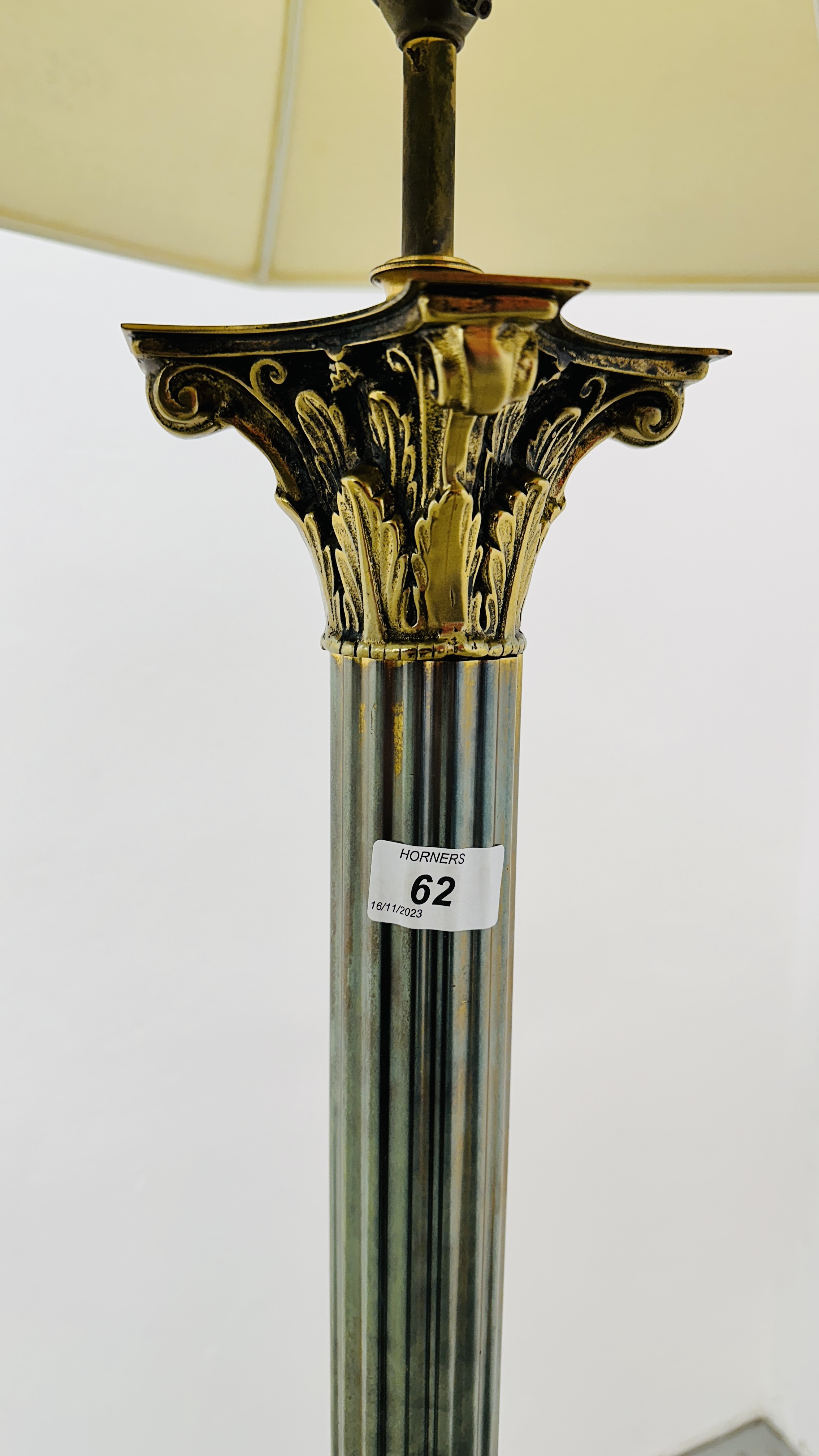 A HEAVY BRASS CORINTHIAN COLUMN DESIGN FLOOR STANDING LAMP WITH CREAM PATTERNED SHADE - CABLE - Image 7 of 8