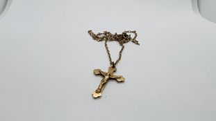 A 9CT GOLD CROSS PENDANT ON A 9CT GOLD CHAIN - L 48CM.