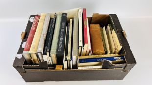 A BOX CONTAINING APPROXIMATELY 30 GOLD AND SILVER REFERENCE BOOKS.