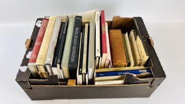 A BOX CONTAINING APPROXIMATELY 30 GOLD AND SILVER REFERENCE BOOKS.