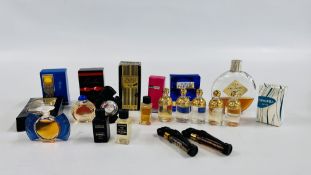 A TIN OF MINIATURE DESIGNER PERFUMES TO INCLUDE CARTIER, LILIQUE, CHUNGA BY WEL, WORTH,