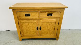 A MODERN LIGHT OAK 2 DRAWER 2 DOOR DRESSER BASE, W 100CM X D 42CM X H 84CM.