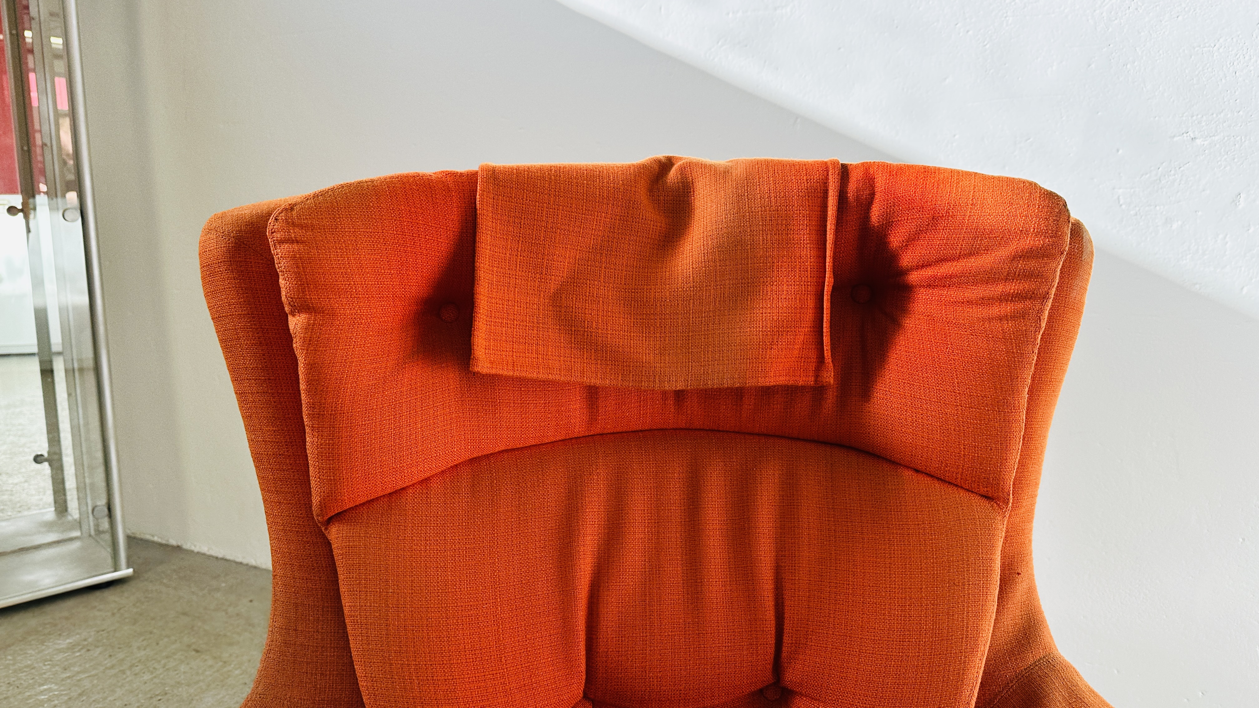 A MID CENTURY RETRO REVOLVING BUCKET RELAXER CHAIR UPHOLSTERED IN BURNT ORANGE. - Image 10 of 13