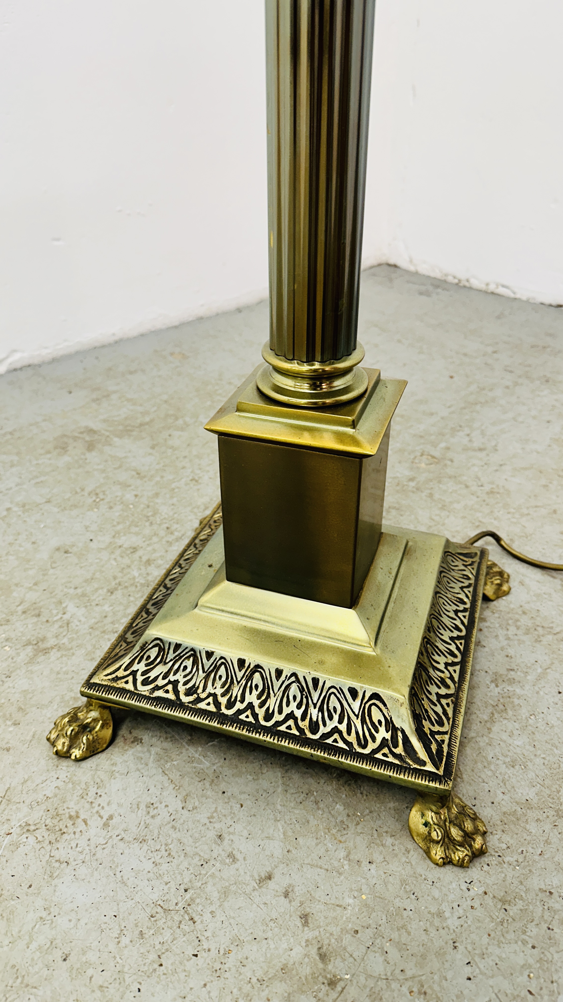 A HEAVY BRASS CORINTHIAN COLUMN DESIGN FLOOR STANDING LAMP WITH CREAM PATTERNED SHADE - CABLE - Image 3 of 8
